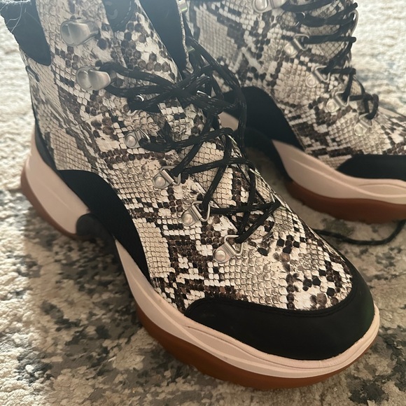 Kenneth Cole New York Shoes - Kenneth Cole New York
Women's Maddox 2.0 Hiker Goretex Sneakers